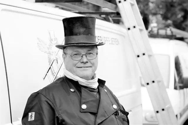 Skorstensfejer ved servicebil