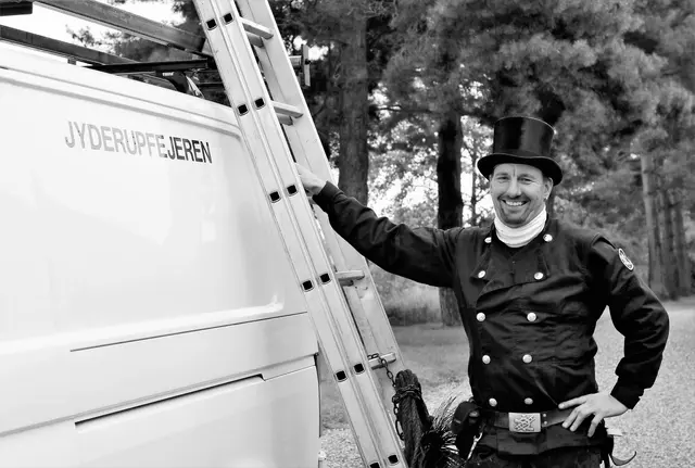 Skorstensfejer ved Jyderupfejerens bil