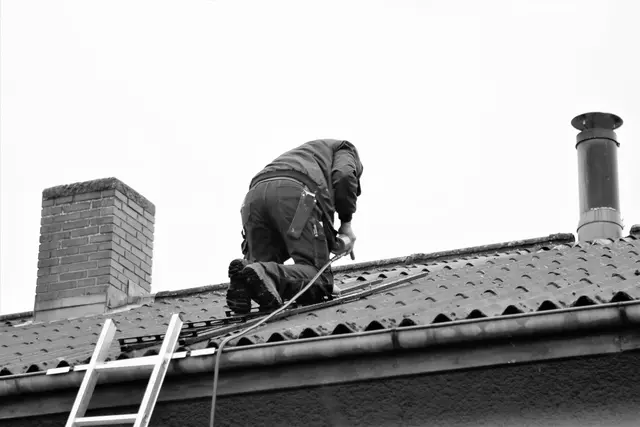 Skorstensfejer arbejder på et tag